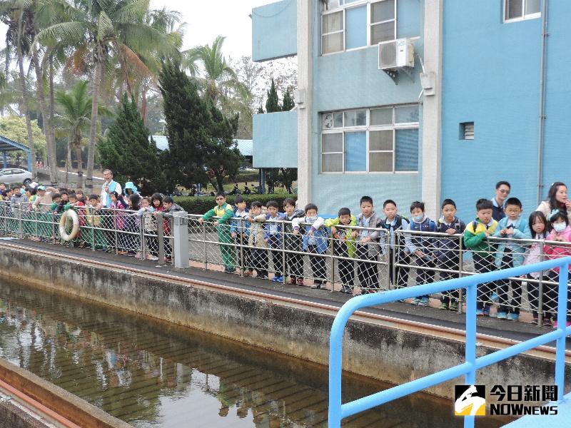 圖說：蕭文河廠長帶領參訪師生參觀導覽自來水生產設施淨水流程。（圖／記者郭政隆翻攝影2017.3.10）