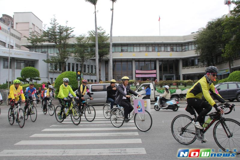 ▲愛奇兒家庭環島單車隊今（15）日天踩騎到台東，副縣長陳金虎和社會處長曹劍秋特別與臺東市區家庭福利服務中心在縣府大門廣場一同「開騎」。（圖／記者劉修銘攝，2017 .03 .15）