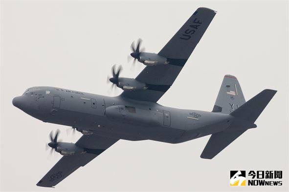 ▲美軍C-130J運輸機飛抵橫田基地。（圖／美國空軍.2017.3.7）