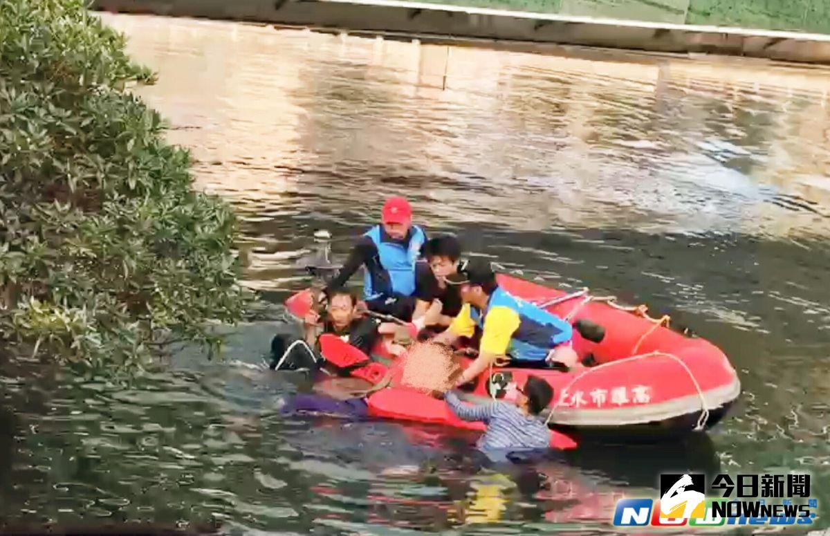 ▲橡皮艇救難人員抵達後，順利將跳河婦人與救溺者陳建忠一同拉出水面上艇，登岸後速將婦人送醫急救。（圖／記者宋德威翻攝，2017.3.4）