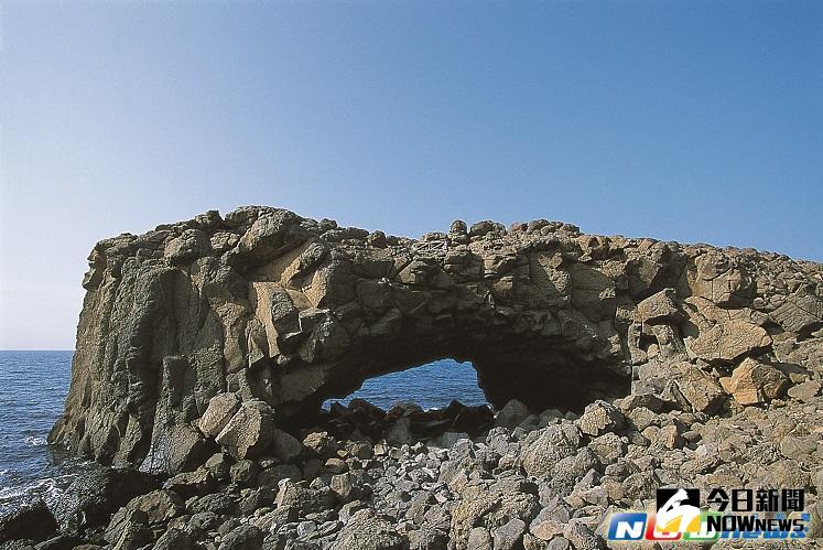 ▲「鯨魚洞」原為一玄武岩海崖，經過海水不斷的侵蝕作用，終成現今的「海蝕拱門」。（圖／翻攝自網路）