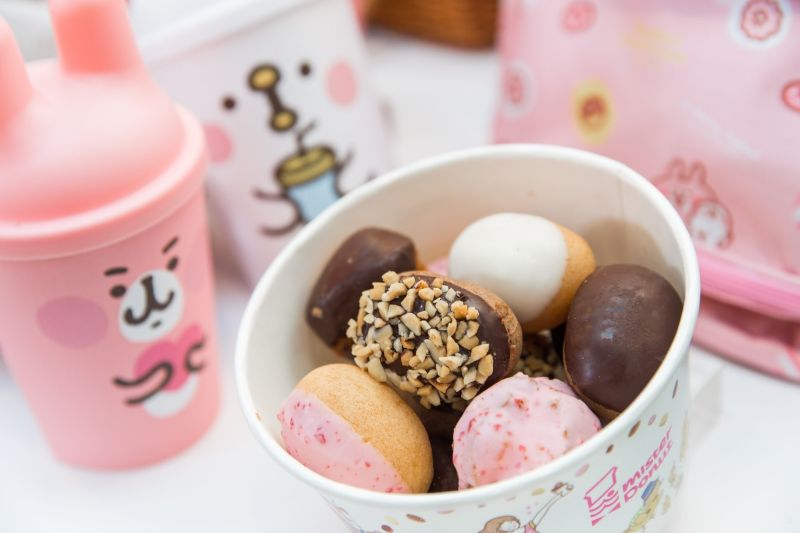 ▲春天來，點心也要跟著換季！Mister Donut看準時序進入春夏時節有野餐移動商機，推出可搭配多種熱門口味的「Donut Pop小球系列」，同時也與超人氣插畫角色「卡娜赫拉」合作推出聯名商品。（圖／Mister Donut提供）