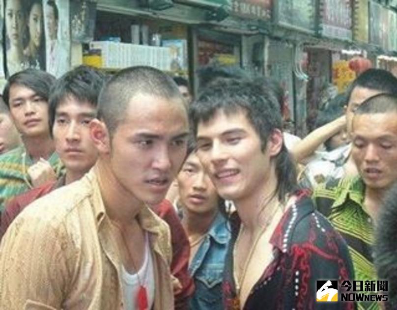 ▲春風（左後）曾經客串演出《艋舺》。（圖／翻攝自春風Instagram，2017.03.08）