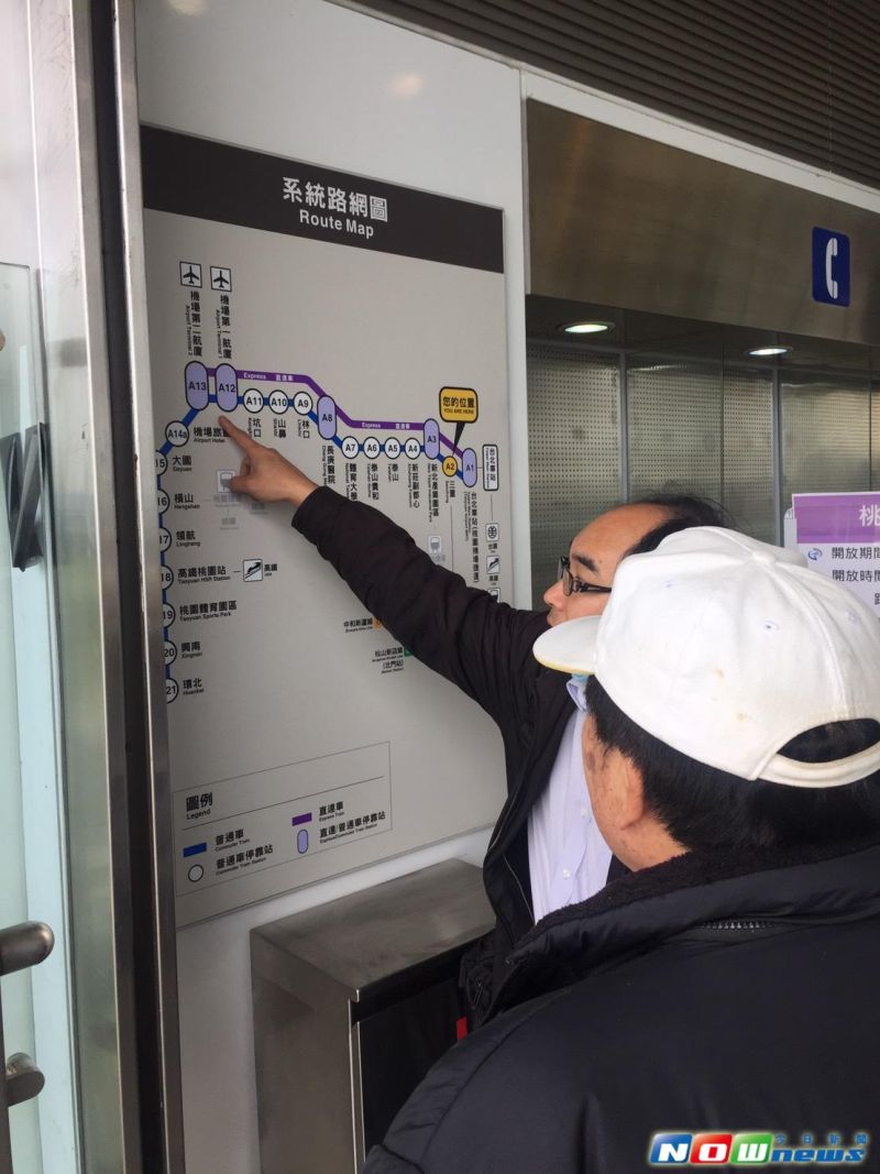 ▲機捷正式營運民眾搶體驗，紛紛駐足研究路線。（圖／記者李書璇攝。2017.03.02）