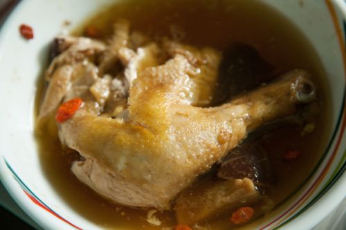 ▲一名30歲出頭產婦有便秘及痔瘡病史，坐月子時，麻油雞等燉補藥膳來者不拒，加上照顧新生兒睡不好，內痔發作，嚴重大出血。（圖／ingimage）