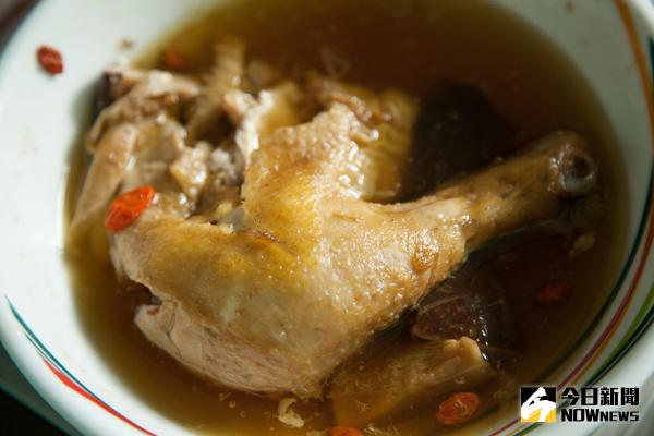 ▲一名30歲出頭產婦有便秘及痔瘡病史，坐月子時，麻油雞等燉補藥膳來者不拒，加上照顧新生兒睡不好，內痔發作，嚴重大出血。（圖／ingimage）