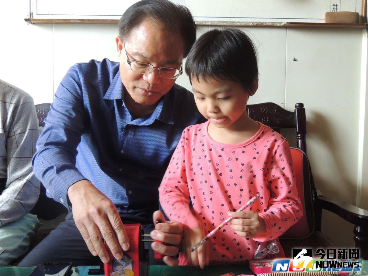▲台中市榮民服務處長虞思祖關懷榮眷遺族發揚榮服處關懷及照護能量。（圖／記者陳應交2017.3.30）