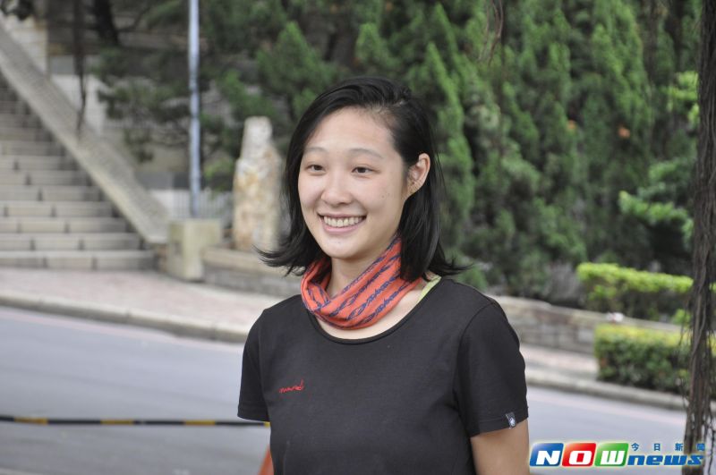 ▲小時候就喜歡爬樹的張敬姍拿著手鋸為老榕修剪枝椏，卸下攀樹裝備有如大明星，人稱「攀樹正妹」。（圖／記者陳雅芳攝，2017.3.9）