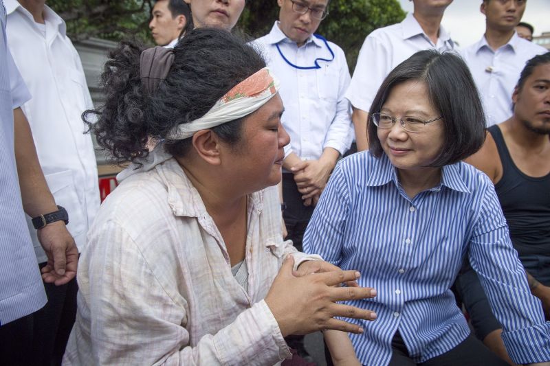 ▲原民歌手巴奈今(3)天向蔡總統抱怨說，我到底在哪裡?蔡總統拍拍胸口說，你們在我這(心)裡。（圖／總統府提供，2016.08.03）