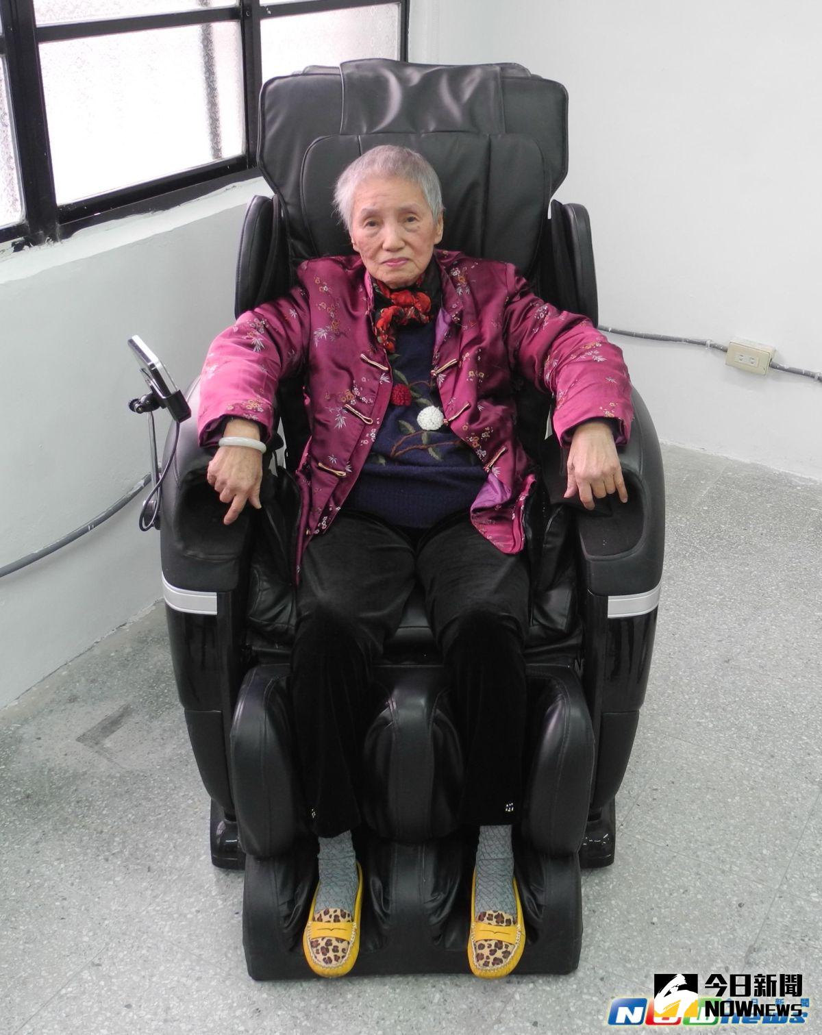 ▲汐止區烘內里高齡一○二歲的人瑞鄭珠，是第一屆金曲獎特別貢獻獎陳秋霖的太太，很喜歡坐在按摩椅上唱歌。（圖／新北市政府民政局提供，2017.3.27）