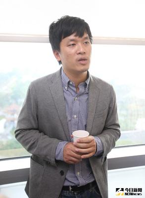 中華職棒Lamigo桃猿隊領隊劉玠廷（圖）21日率球星王柏融與王躍霖在台北出席台灣卡普空喬遷新辦公室茶會。會後許多媒體關心球星陳金鋒合約問題。中央社記者張新偉攝　105年12月21日