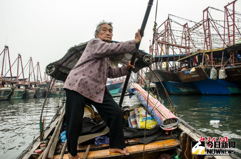 80歲老歸僑堅持搖櫓30多年，不遊手好閒。