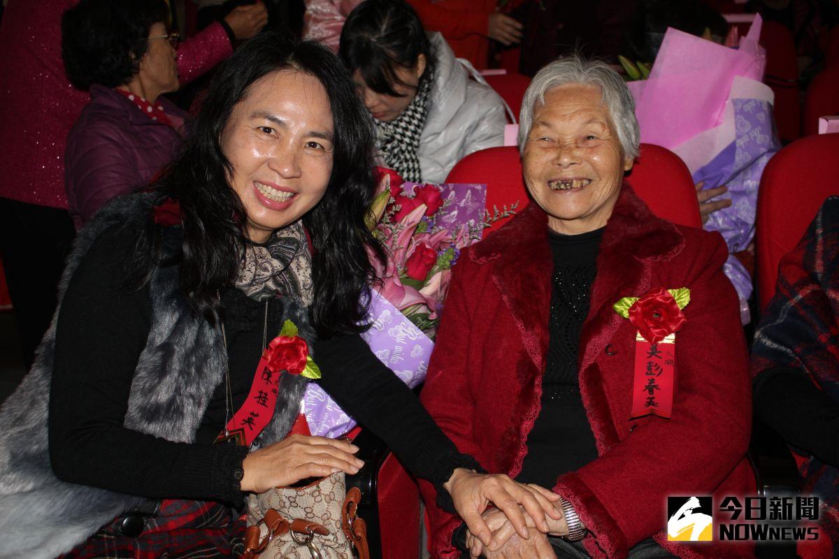 ▲吳彭春英種植草莓辛苦持家，婆媳榮獲婦女會表揚，兩人感情深厚猶如母女。（圖／黃進恭攝2017‧3‧3）