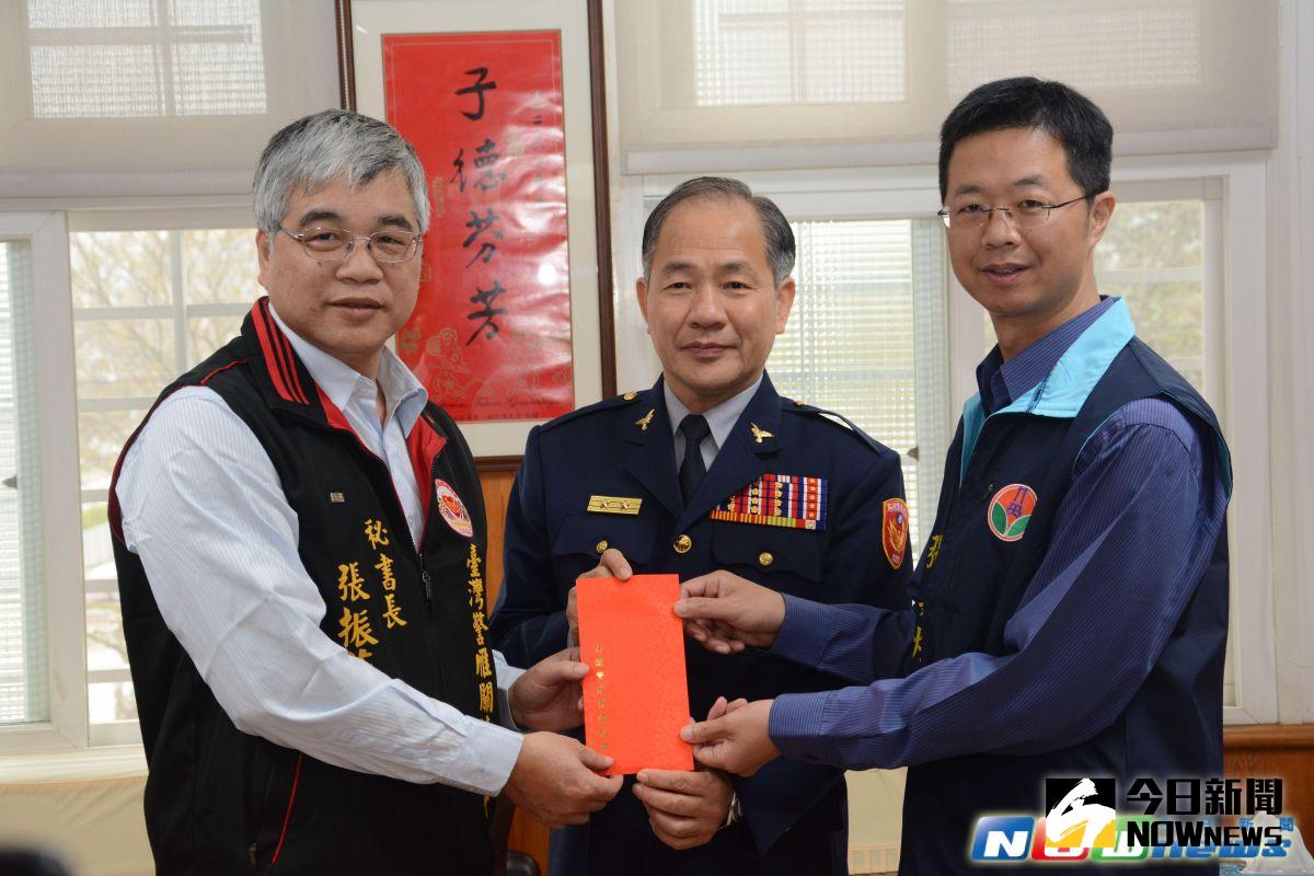 ▲警雁關懷協會今天到苗栗縣警察局拜會，關懷因執行媽祖遶境交管勤務昏迷的巡官蔡金吉，致贈慰問金5萬元，由通霄分局分局長張嘉煌(右)代表接受。苗栗縣警察局長金浩明(中間)。（圖／記者黃進恭攝，2017.3.17）