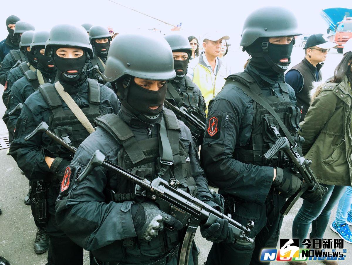 ▲中華民國【海軍陸戰隊特勤隊】，也稱黑衣部隊，該單位低調且神祕，至1995年華興演習才被公開；1987年的台東岩灣事件中，陸戰隊特勤隊員曾參與鎮壓岩灣監獄的囚犯。該單位負責臺灣中部以南的反恐任務及支援警方特殊任務。（圖／記者宋德威攝，2017.3.15）