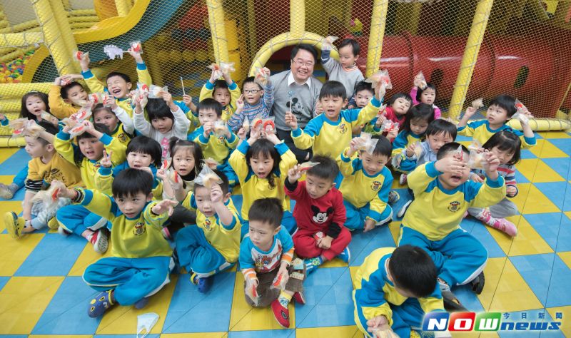 ▲兒童節前夕，立委吳秉叡今（27）日前往新莊格登幼稚園與小朋友們提前慶祝，並說故事給小朋友聽。（圖／立委吳秉叡辦公室提供，2017.3.27）