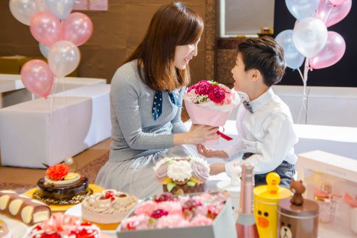 2025母親節快樂！「由來、紅包行情、禮物、卡片怎麼寫」一次看懂
