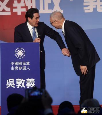 前總統馬英九（左）18日出席前副總統吳敦義（右）參選黨主席誓師大會時表示，提醒注意人頭黨員亂象和黑道入黨造成黨負面形象，希望黨主席選舉，所有黨工保持中立超然，使當選結果有正當性。中央社記者鄭傑文攝 106年3月18日