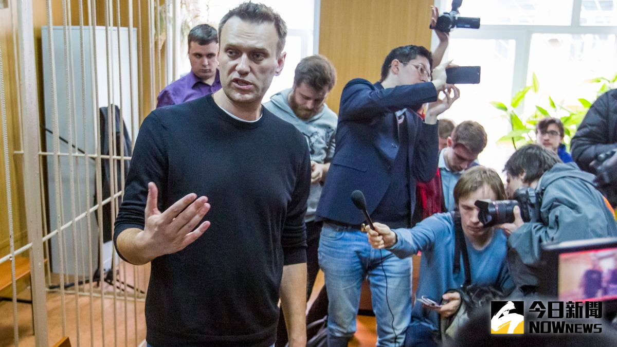 ▲俄羅斯反對派領袖納瓦尼因非法集會被判15牢獄，正在獄中絕食抗議的他傳出命危，歐洲聯盟外交政策首長波瑞爾警告莫斯科負有保命責任。俄國獄政當局則宣布，納瓦尼轉送照護囚犯的監獄醫院。圖為他在法庭審理前接受訪問。（圖／達志影像／美聯社）