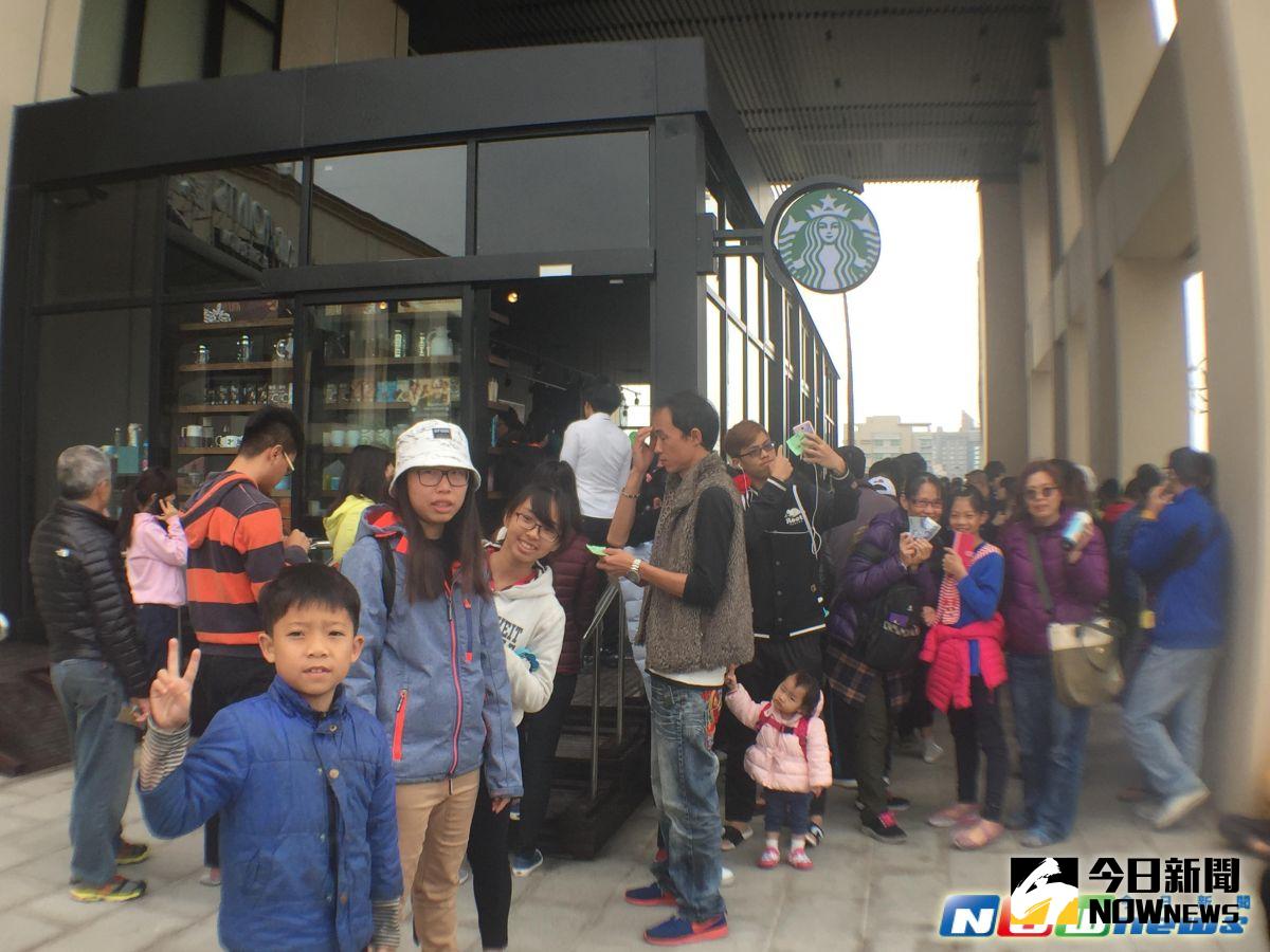 ▲從清晨4點半起，就陸陸續續的有人來排隊。（圖／記者鄧至傑攝）