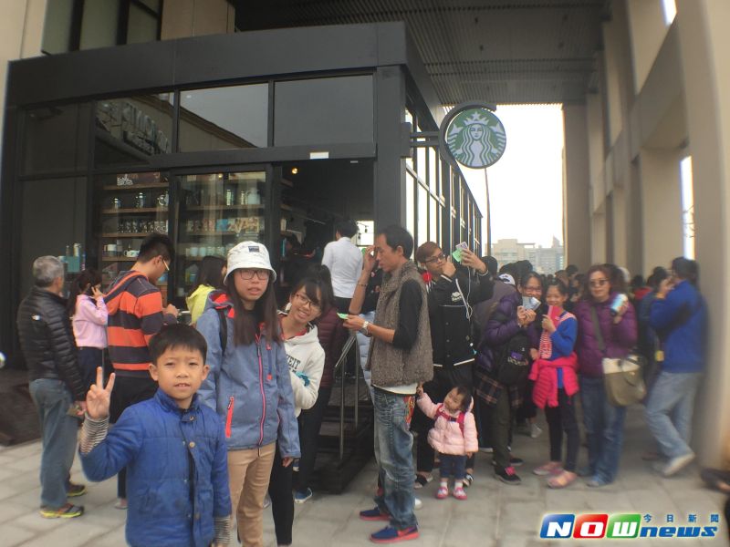 ▲從清晨4點半起，就陸陸續續的有人來排隊。（圖／記者鄧至傑攝）