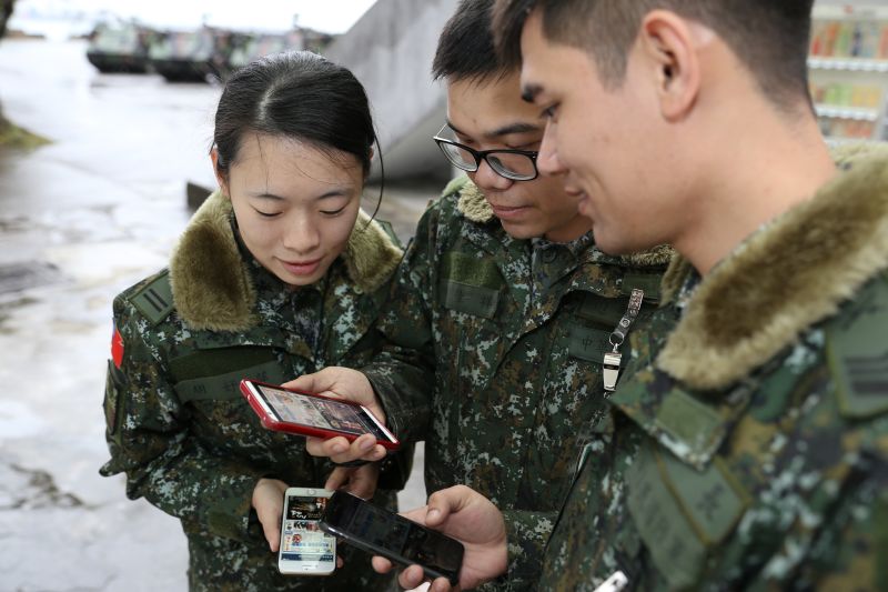 ▲《青年日報》將於4月1日改版，推行數位化。改版之後，官兵只要下載安裝APP，甚至打開手機，即可閱讀《青年日報》，讓軍報不再只能在中山室閱讀。（圖／青年日報提供.2017.3.31）
