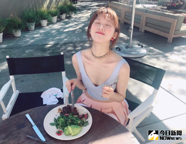 ▲李聖經前陣子為戲增肥，但剛曬出的美照已有微川字小蠻腰。（圖／翻攝自李聖經instagram，2017.02.07）