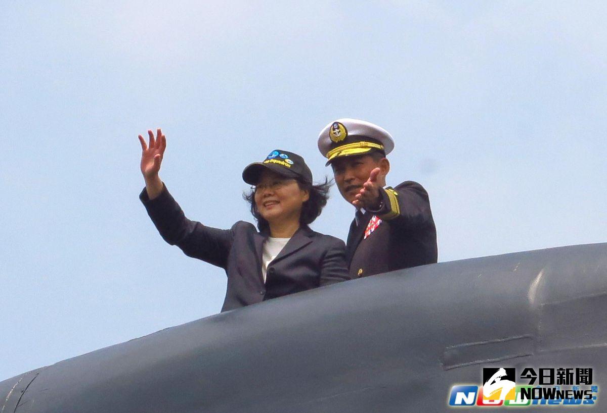 ▲總統蔡英文赴左營軍港，在海軍二五六戰隊長趙建國陪同下，登上海虎潛艦帆罩頂端的駕駛台，向敦睦艦隊揮手送別。（圖／記者彭媁琳攝,2017.03.21）