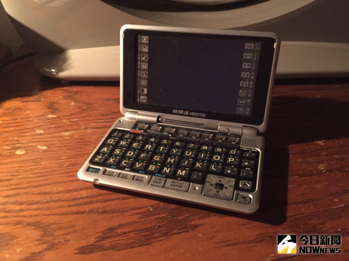 ▲帶去學校就是潮，當年學生必備電子辭典。（圖／翻攝自網路）