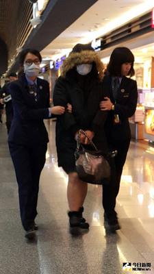 1名41歲謝姓女子（中）4日搭機前往韓國首爾時，被發現身上帶有2公斤多的安非他命，航警局表示，這是桃園機場開航以來，首次發現有國內民眾走私毒品到韓國的案件。（航警局提供）中央社記者邱俊欽桃園傳真  106年3月4日