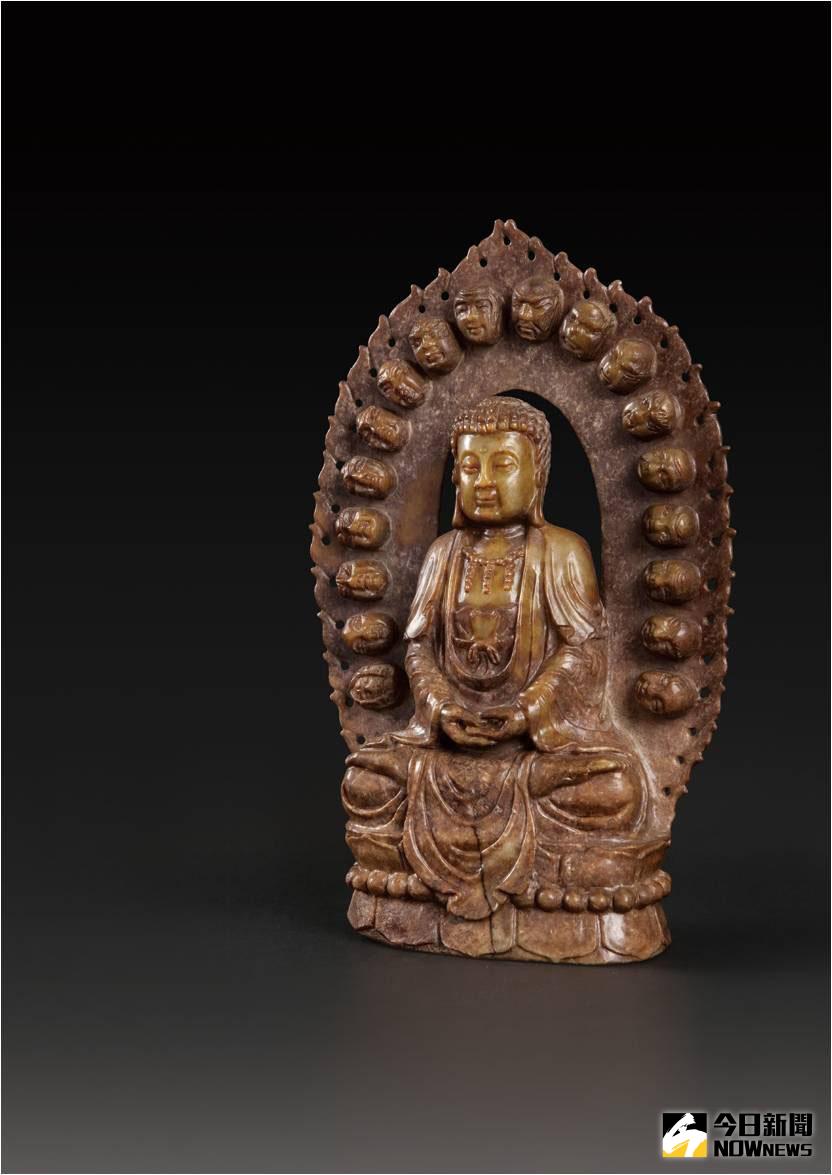 ▲唐 黃玉背光18羅漢佛祖像 高30 cm × 寬19.7 cm × 厚6.6 cm唐代玉器傳世、出土物件，尤其是玉擺件相較其他朝代本就不多。（圖／《古玉浮沉記》健康顧問社提供）