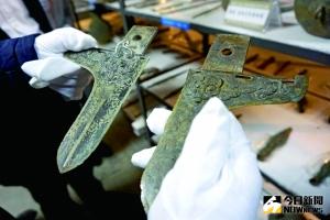 近200座春秋戰國時期船棺墓群出土上千件文物