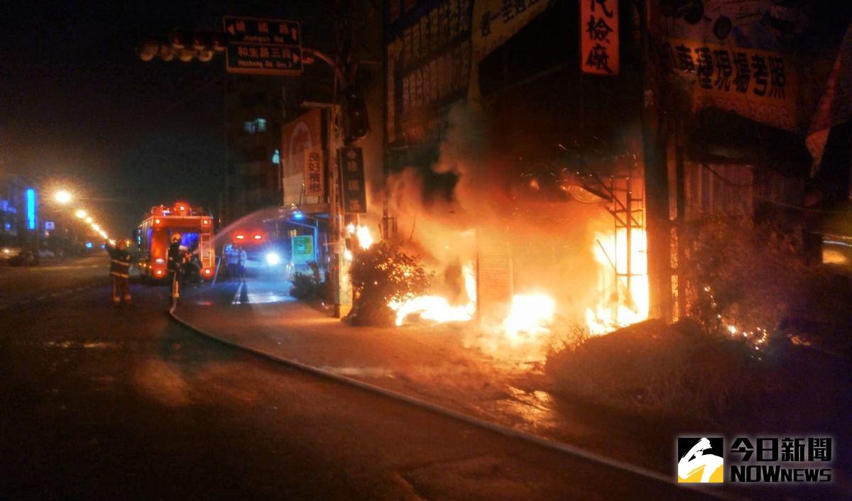 ▲屏東市建國路與大豐路1處鐵皮屋發生火警消防隊人員全力灌救。（圖／屏東縣消防局提供）
