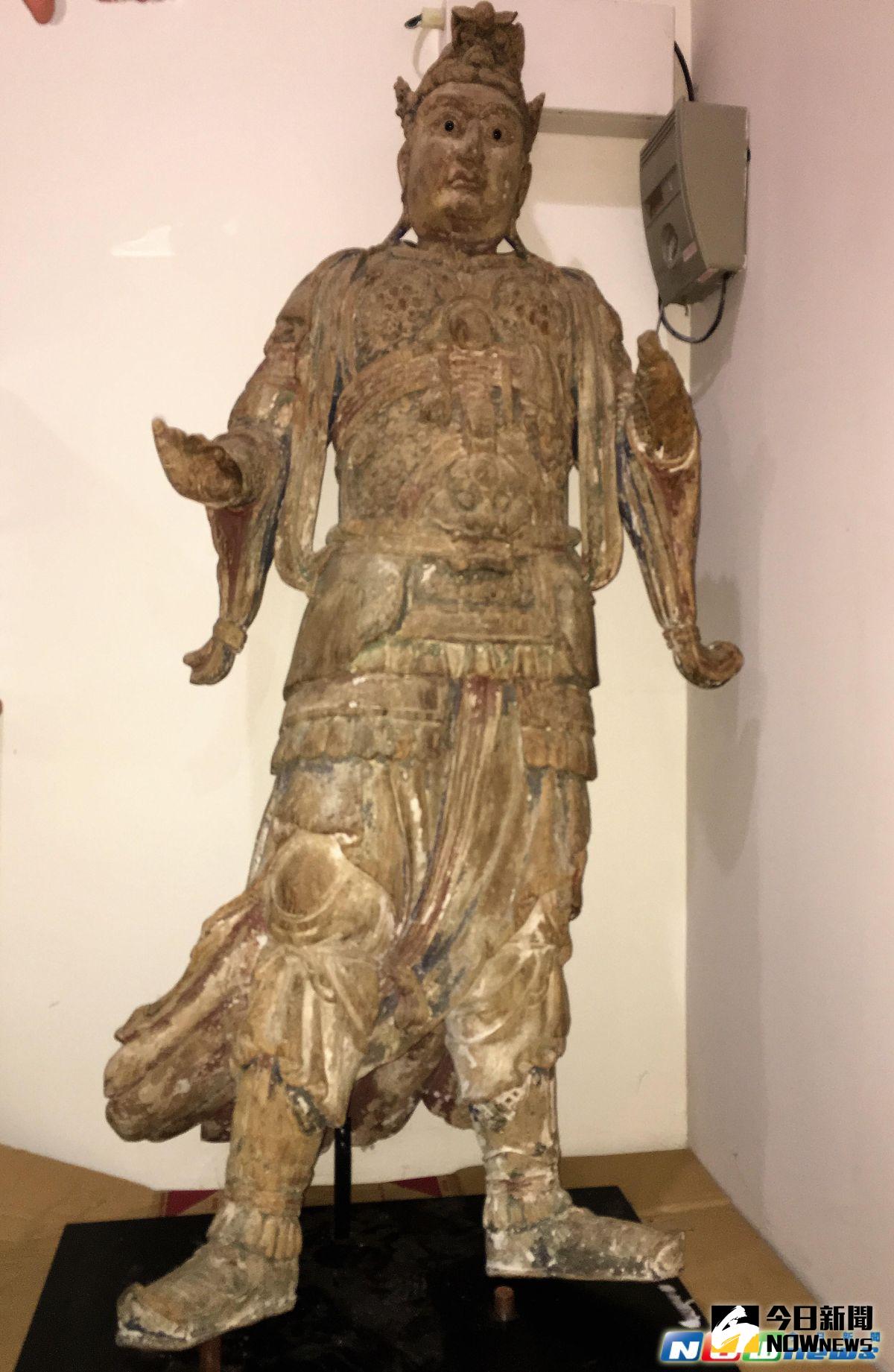 ▲游先生收藏的木雕彩繪天王像鑑定為遼金時期古物，估算約有千年歷史。（圖／記者常似虎攝，2017.3.21）