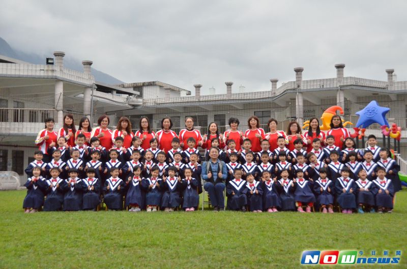 ▲吉安鄉幼兒園小朋友開心拍攝畢業照，每一位小朋友都穿上學士服，像極小小大人 。（圖／記者鄭志宏攝,2017.03.15）