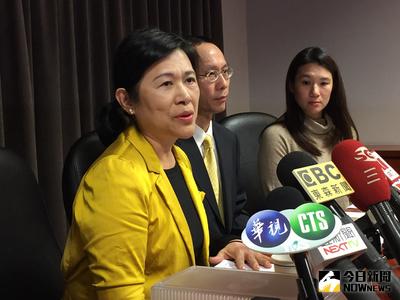 台紙經營糾紛擴大，台紙總經理余美玲（左）與多位董事12日召開臨時記者會表示，台紙董事會強烈譴責違反公司治理且不遵循內控的董事長簡鴻文嚴重失格，擾亂台灣證券金融市場秩序。中央社記者吳家豪攝　106年2月12日