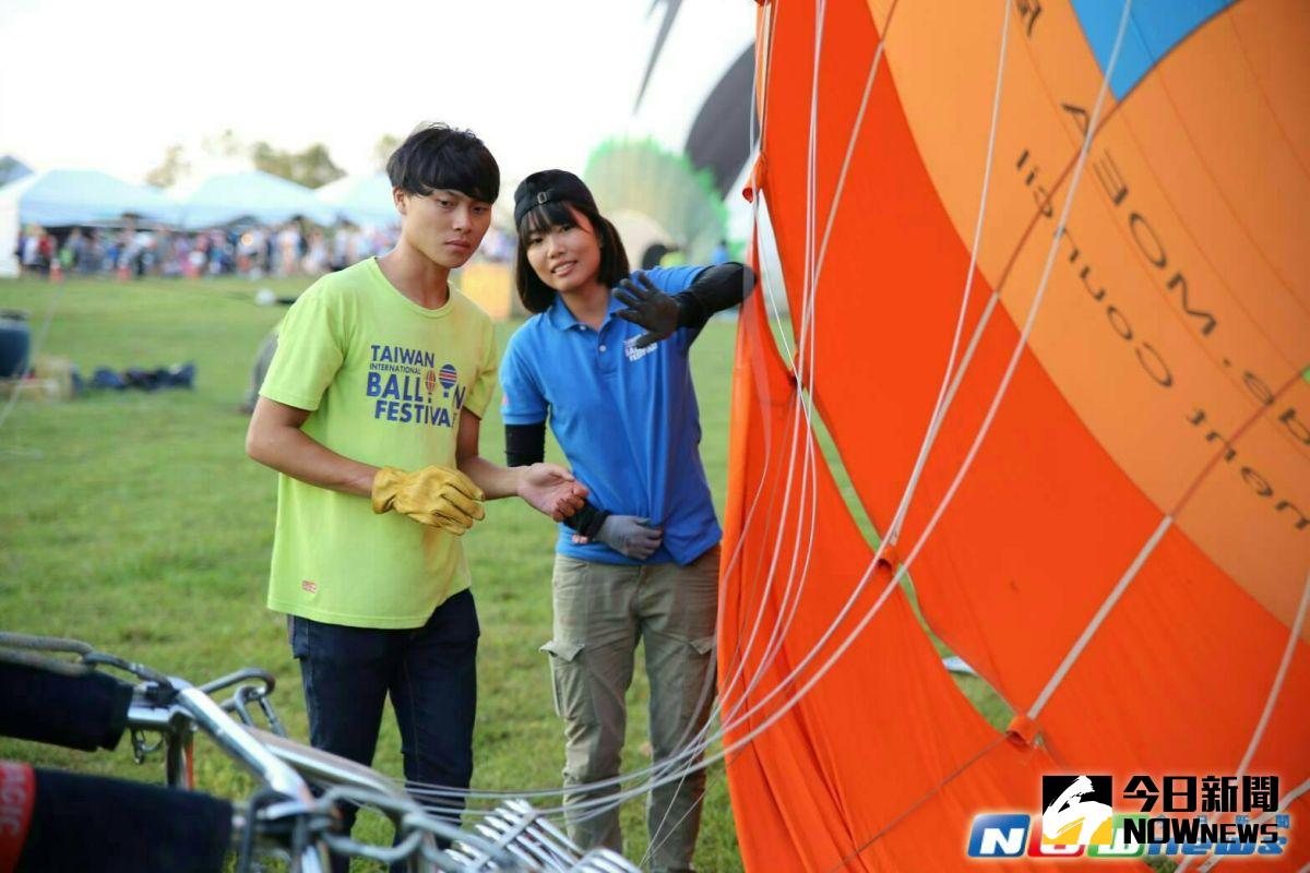 ▲本身熱愛衝浪的陳于園，於2014年申請台東縣政府選送優秀公務人員出國培訓熱氣球飛行員實施計畫，並成為台東第二位女性熱氣球飛行員。（圖／台東縣政府觀光旅遊處提供，2017 .03 .03）