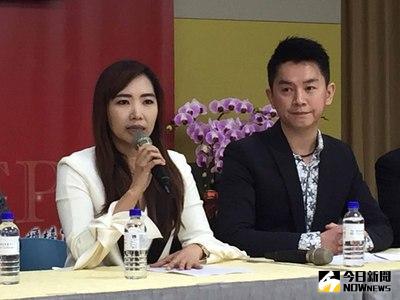 網路生活平台數字科技14日董事會決議，將旗下101原創T恤平台以新台幣1.88億元，出售予網路公司久大資訊集團。圖為數字科技總經理吳聰賢（右）與久大資訊總經理涂靜婷（左）主持重大訊息說明會。中央社記者吳家豪攝  106年3月14日