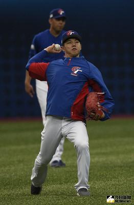 2017年世界棒球經典賽開打，中華隊6日上午在高尺巨蛋練習，總教練郭泰源公布7日首戰以色列，將由「目前狀況最好的投手」郭俊麟（前）先發。中央社記者張新偉首爾攝　106年3月6日