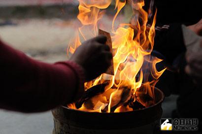 ▲有民眾於自家門口燒金紙，遭環保局人員上門稽查並警告已違法，可開罰10萬元。（示意圖／翻攝自網路）