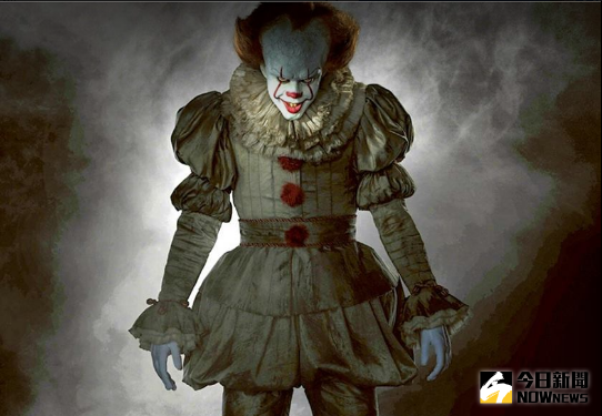 ▲90年代初佩尼懷斯不知道把多少小孩嚇到「睏袂去」。20年後他將登上大銀幕，繼續追著小屁孩跑。（圖／翻攝自臉書，2017.03.30）