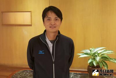 前兄弟象當家二壘手「老邦」馮勝賢（圖），從球員生涯轉任教練後，歷經5次努力才考上博士班。他說，希望能夠成為首位退役職棒選手，在台灣拿到博士學位的第一人。中央社記者蘇龍麒攝　106年3月12日
