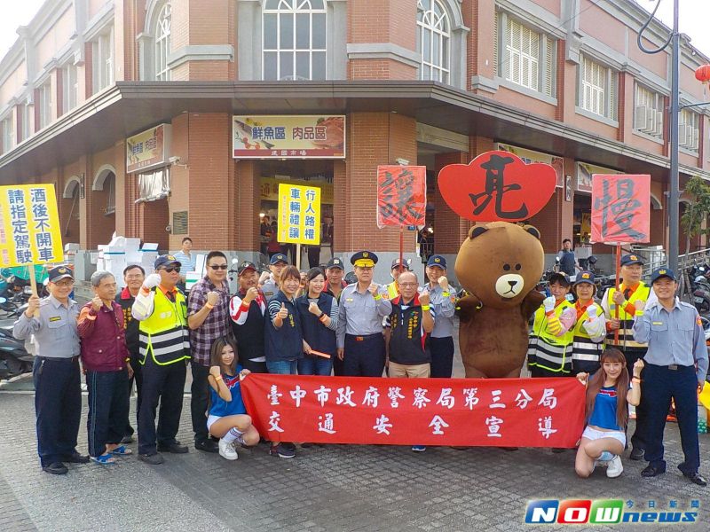 ▲台中市警三分局結合南天宮等地方單位在台中市最大的建國市場作交通與治安宣導   。（圖／記者鄧力軍2017.3.27）