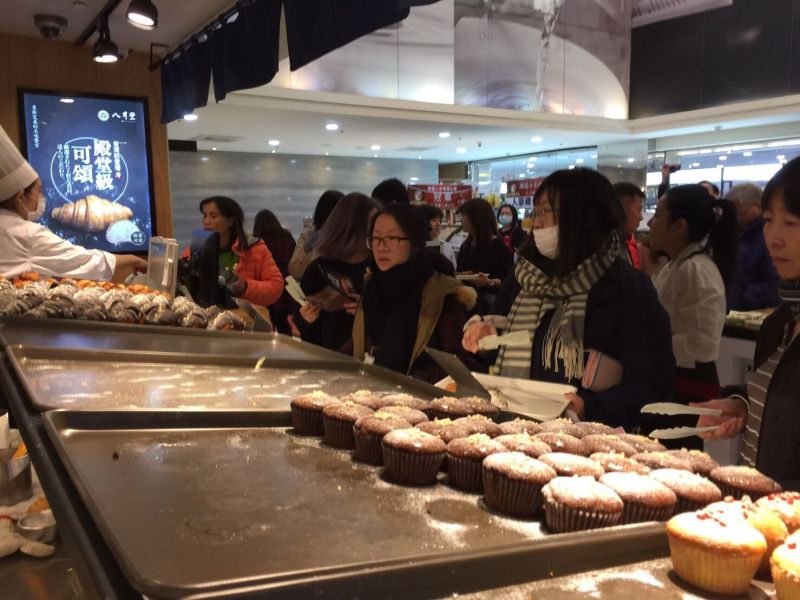 ▲甜點市場火熱，甫進駐中友百貨的「八月堂」，買氣旺，很多甜點一上架就搶購一空。（圖／記者金武鳳攝2017.3.3）