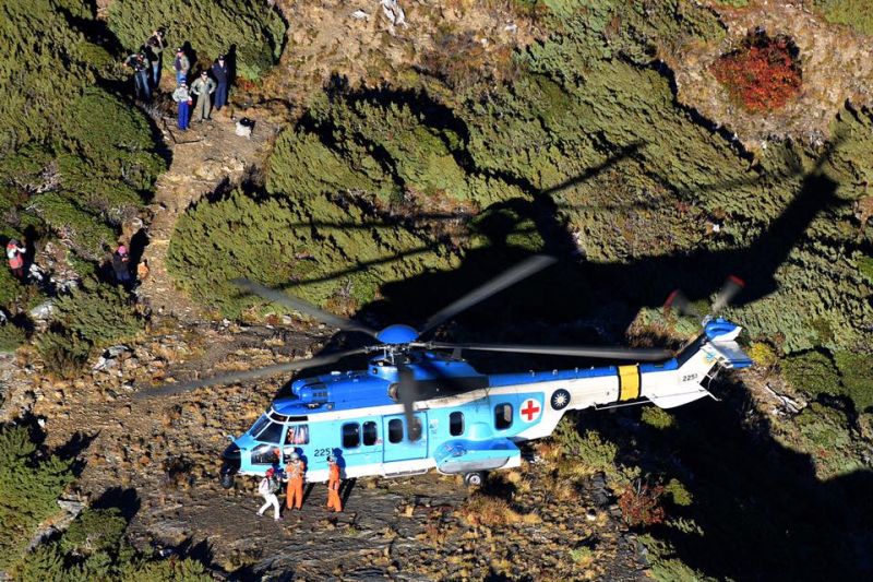 ▲空軍救護隊EC225直升機降落玉山北峰氣象站直升機停機坪。（圖／空軍司令部臉書）