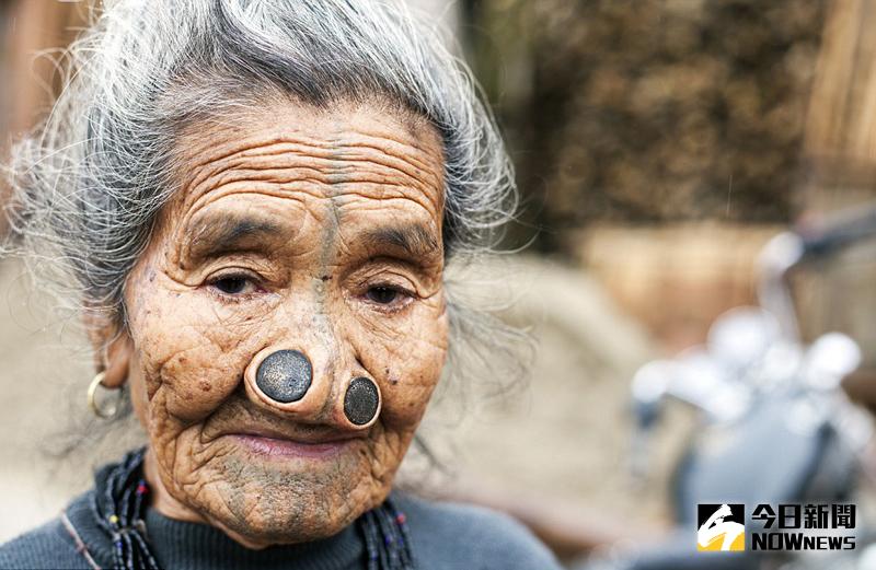 印度女性用大塞子塞住鼻孔來醜化自己。