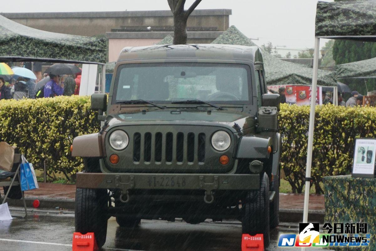 ▲國防部花費48億元採購近4000輛「輕型戰術輪車」，傳出避震器輔助的「前軸軸殼托架」斷裂問題。（圖／記者呂炯昌攝影.2017.3.30）