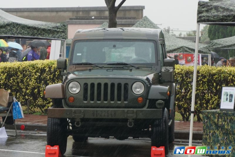 ▲國防部花費48億元採購近4000輛「輕型戰術輪車」，傳出避震器輔助的「前軸軸殼托架」斷裂問題。（圖／記者呂炯昌攝影.2017.3.30）