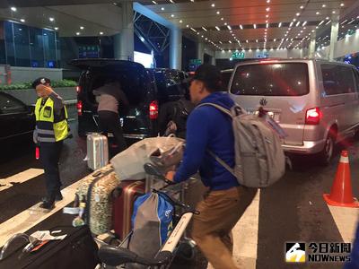 台大教授學孔25日晚上在臉書po文，抱怨桃園機場黃牛拉客，交通混亂，讓人無法忍受，張學孔呼叫交通部長賀陳旦，直言亂象成了無政府狀態。（圖取自張學孔臉書）中央社記者汪淑芬傳真 106年3月26日