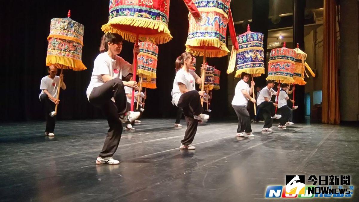 ▲研習師資為賴秀昭老師、黃志鵬老師，師承莊萬枝師傅，為「東衛莊萬枝涼傘團」團員。（圖／文化局提供）